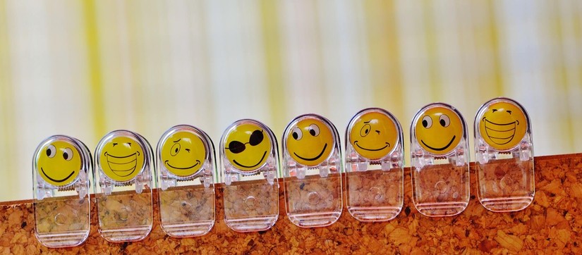 Das Bild zeigt Klammern mit Smiley-Gesichtern, die an eine Pinnwand gesteckt sind. ©Pexels / Pixabay