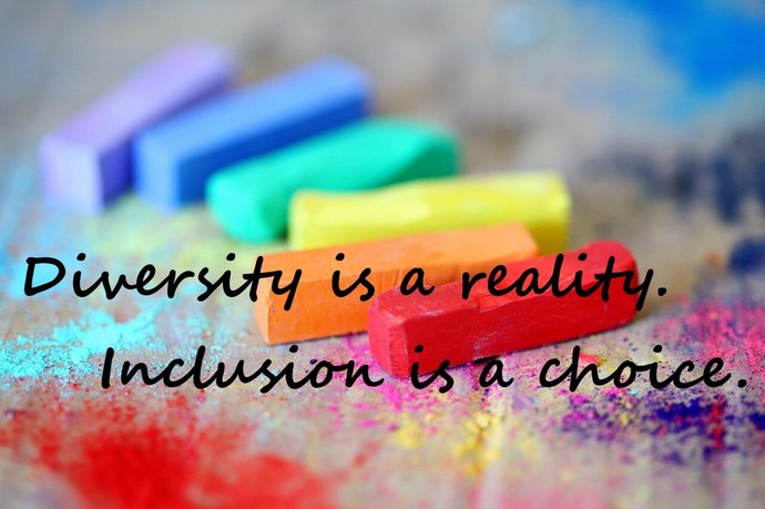 Das Bild zeigt den Schriftzug: "Diversity is a reality. Inclusion is a choice." vor einem bunten Hintergrund. ©Pexels / Sharon McCutcheon