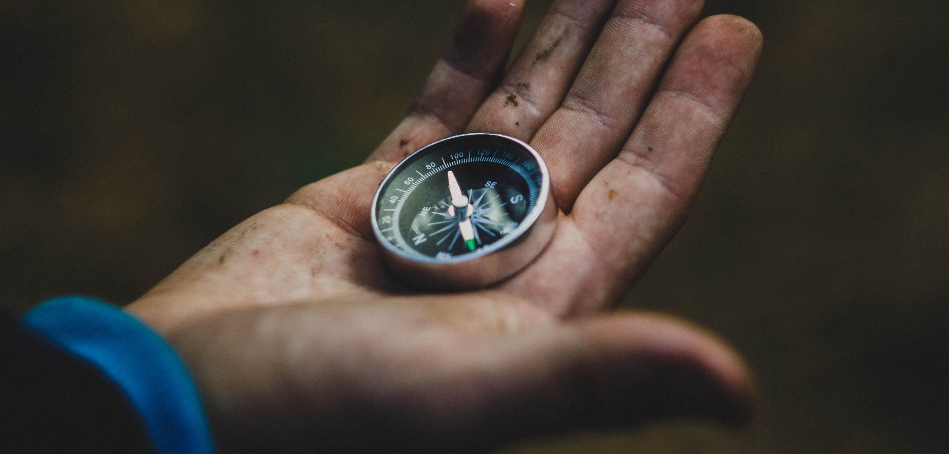 Das Bild zeigt einen Kompass in einer Handfläche. ©Pexels / Pixabay