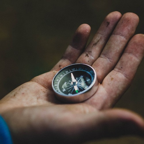 Das Bild zeigt einen Kompass in einer Handfläche. ©Pexels / Pixabay