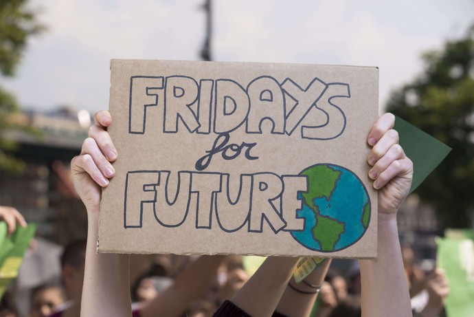 Das Bild zeigt ein hochgehaltenes 'Fridays for future' - Plakat. ©AdobeStock / Nicola