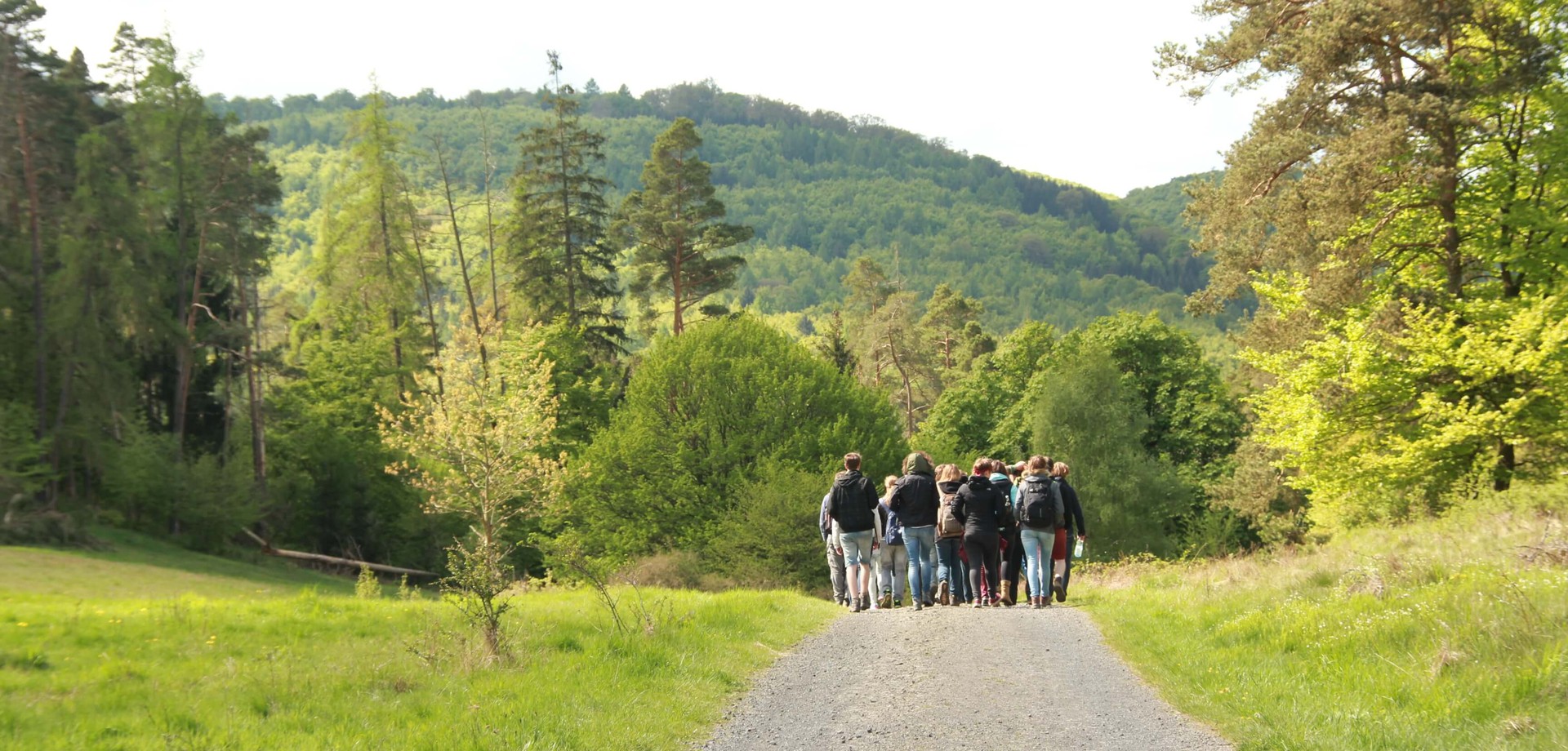 Das Bild zeigt eine Gruppe von Menschen auf einem Wanderweg. ©Yanna Josczok
