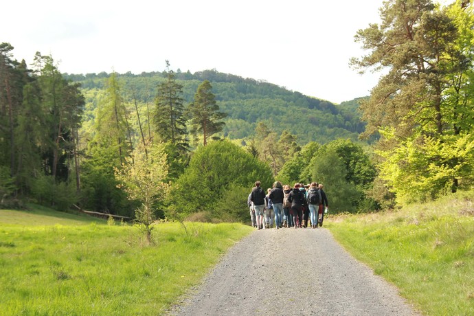 Das Bild zeigt eine Gruppe von Menschen auf einem Wanderweg. ©Yanna Josczok