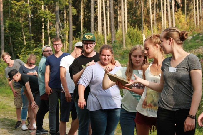 Das Bild zeigt eine Gruppe von FÖJler*innen bei einer spielerischen Aufgabe. ©Yanna Josczok